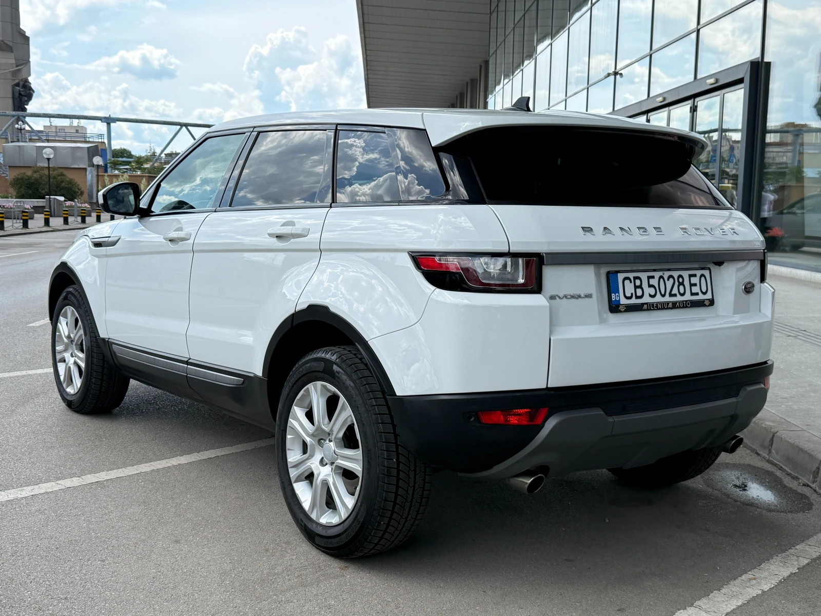 Land Rover Range Rover Evoque 6 МЕСЕЦА ГАРАНЦИЯ/2.0D 150к.с 4х4 Facelift/Камера, снимка 3 - Автомобили и джипове - 54916358