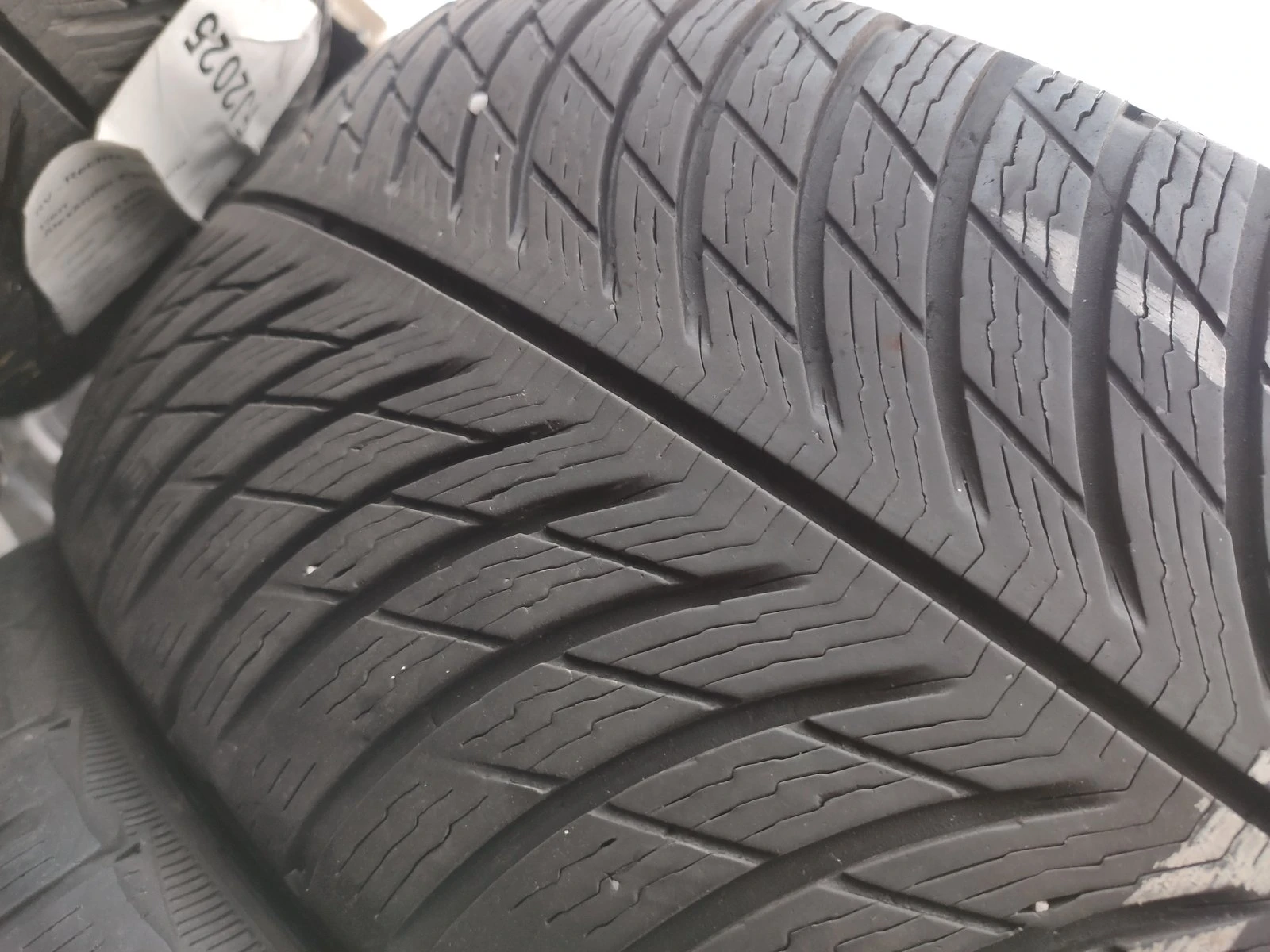Гуми Зимни 225/45R18, снимка 3 - Гуми и джанти - 56735511