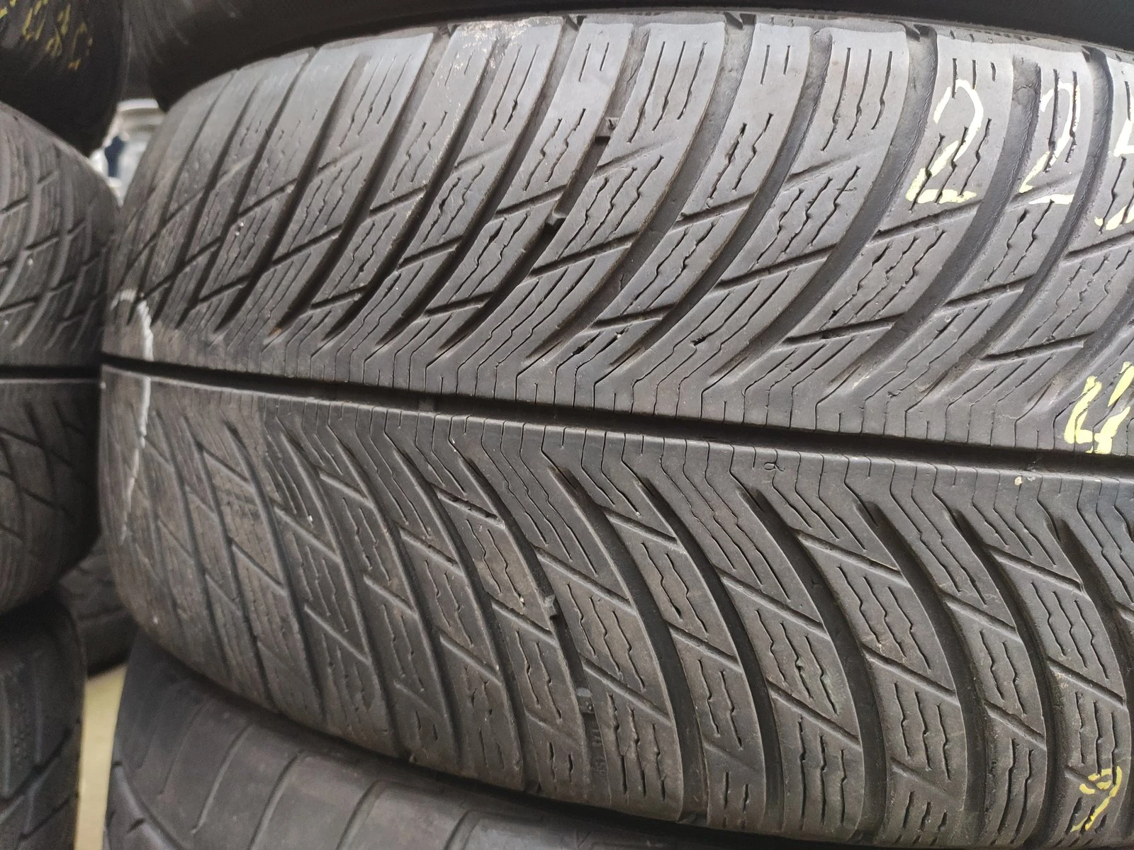Гуми Зимни 225/45R18, снимка 2 - Гуми и джанти - 56735511