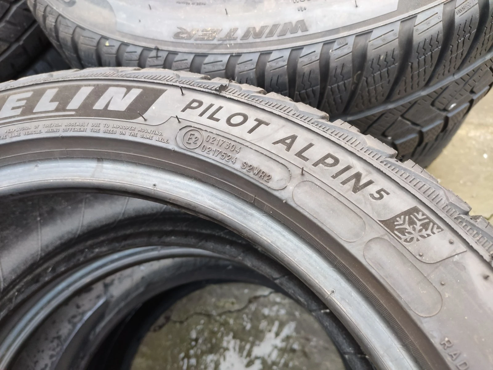 Гуми Зимни 225/45R18, снимка 6 - Гуми и джанти - 56735511