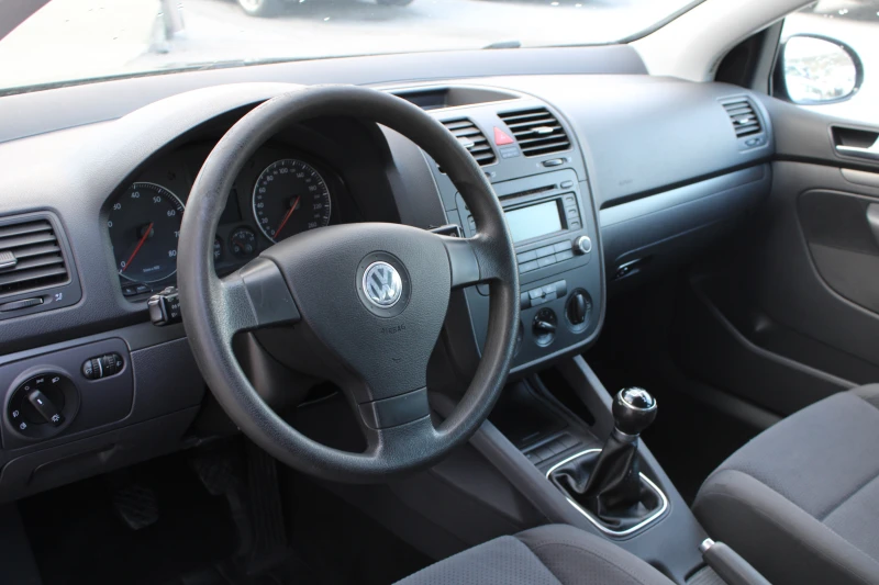 VW Golf 1.6 Бензин, снимка 10 - Автомобили и джипове - 49347560