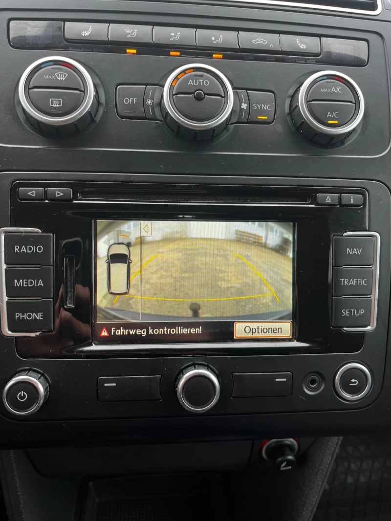 VW Touran TDI Blue Motion FULL Нов внос, снимка 11 - Автомобили и джипове - 52697116