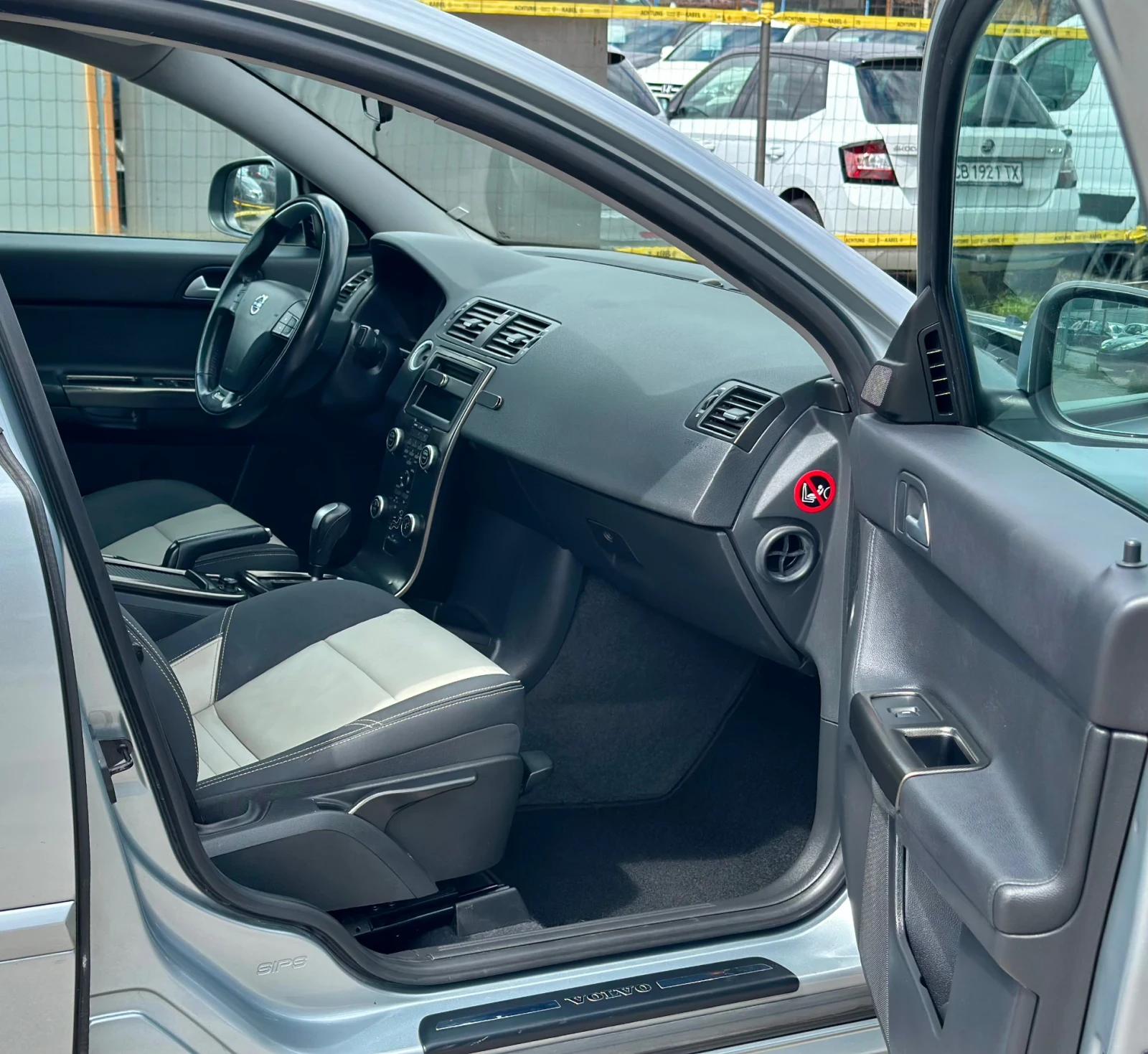 Volvo S40 2.5 Turbo R-Design Facelift  Автомат 230к.с - изображение 8