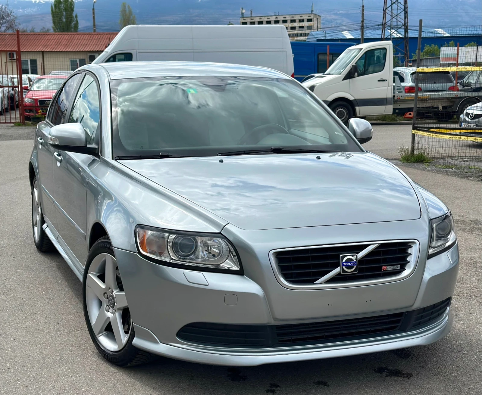 Volvo S40 2.5 Turbo R-Design Facelift  Автомат 230к.с - изображение 2