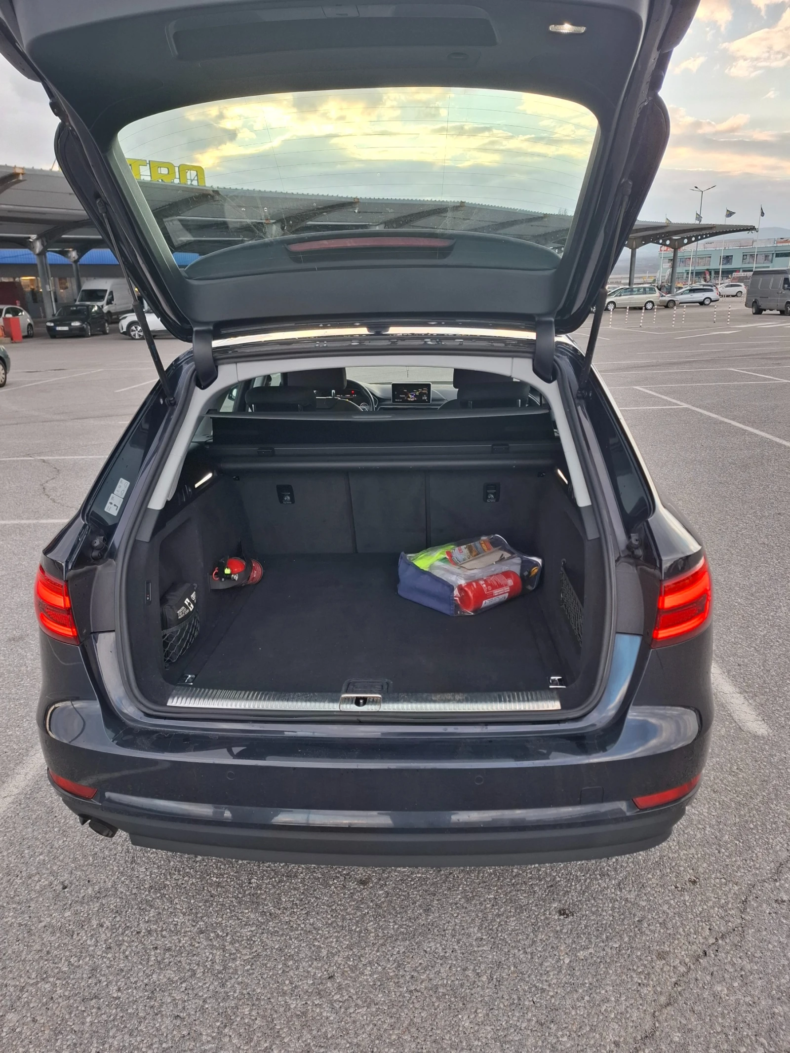 Audi A4 Avant 2.0 DISTRONIC, снимка 12 - Автомобили и джипове - 54031531