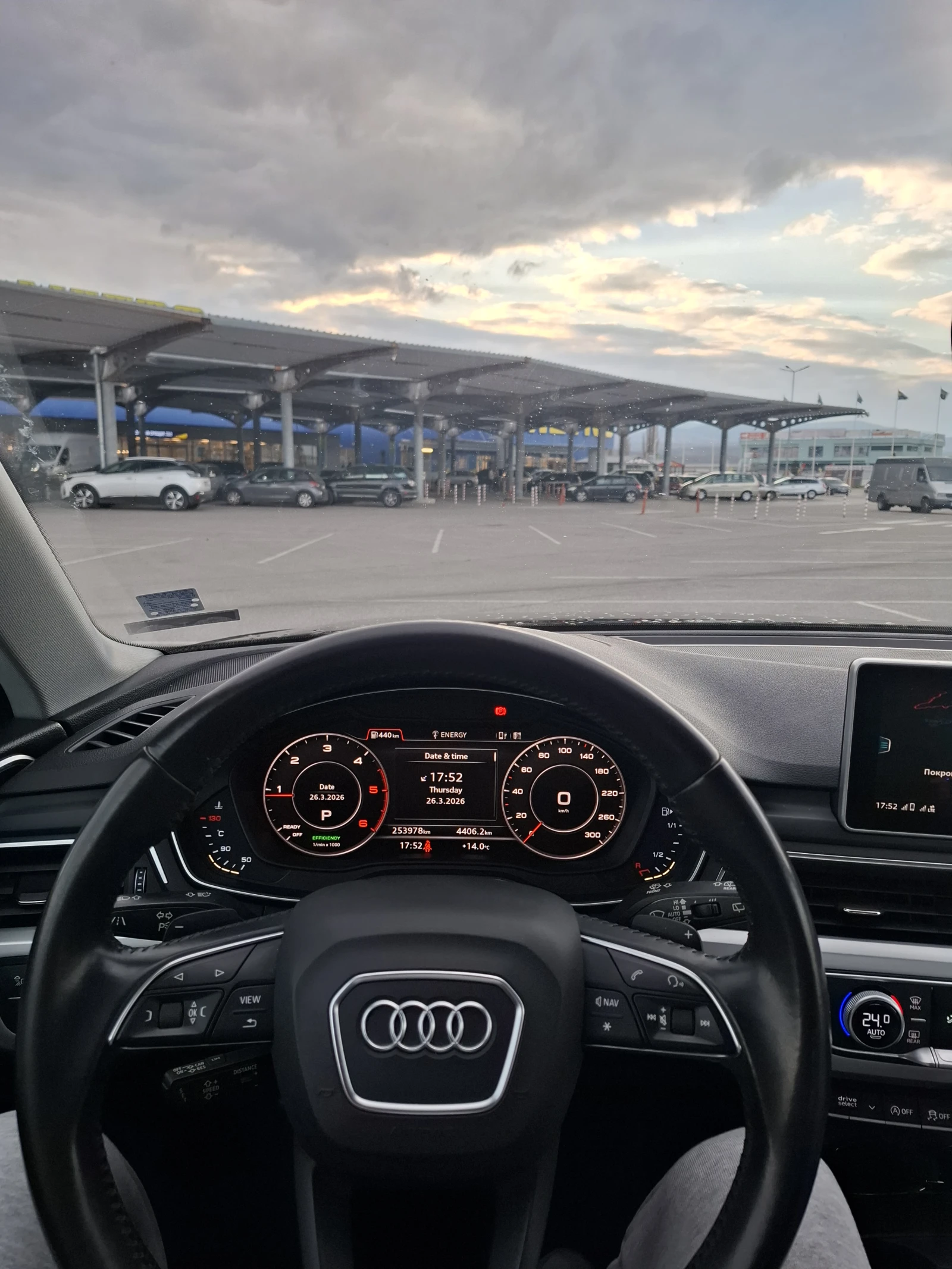 Audi A4 Avant 2.0 DISTRONIC, снимка 14 - Автомобили и джипове - 54031531