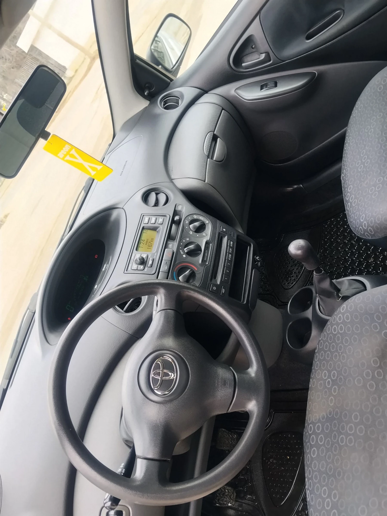 Toyota Yaris 1.3, снимка 9 - Автомобили и джипове - 54174771