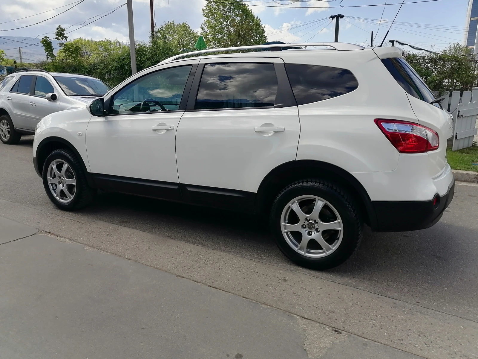 Nissan Qashqai 2.0i 4x4 + 2 - изображение 2