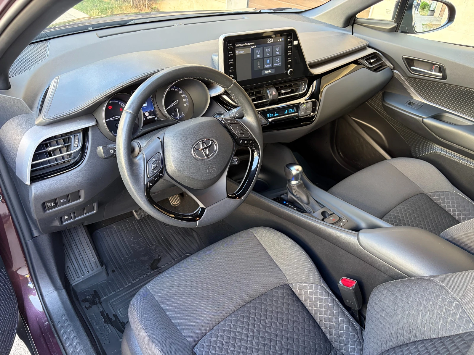 Toyota C-HR 1.8 Hybrid e-CVT - в Гаранция, снимка 6 - Автомобили и джипове - 55468132
