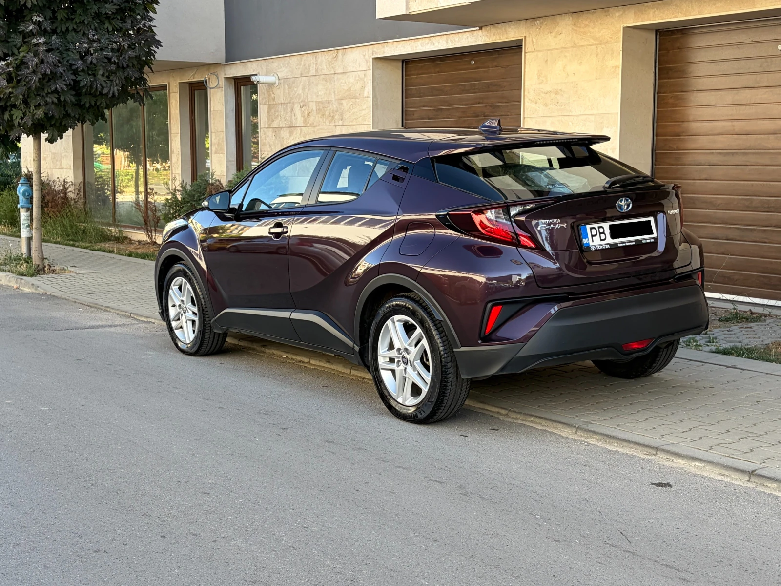 Toyota C-HR 1.8 Hybrid e-CVT - в Гаранция, снимка 4 - Автомобили и джипове - 55468132