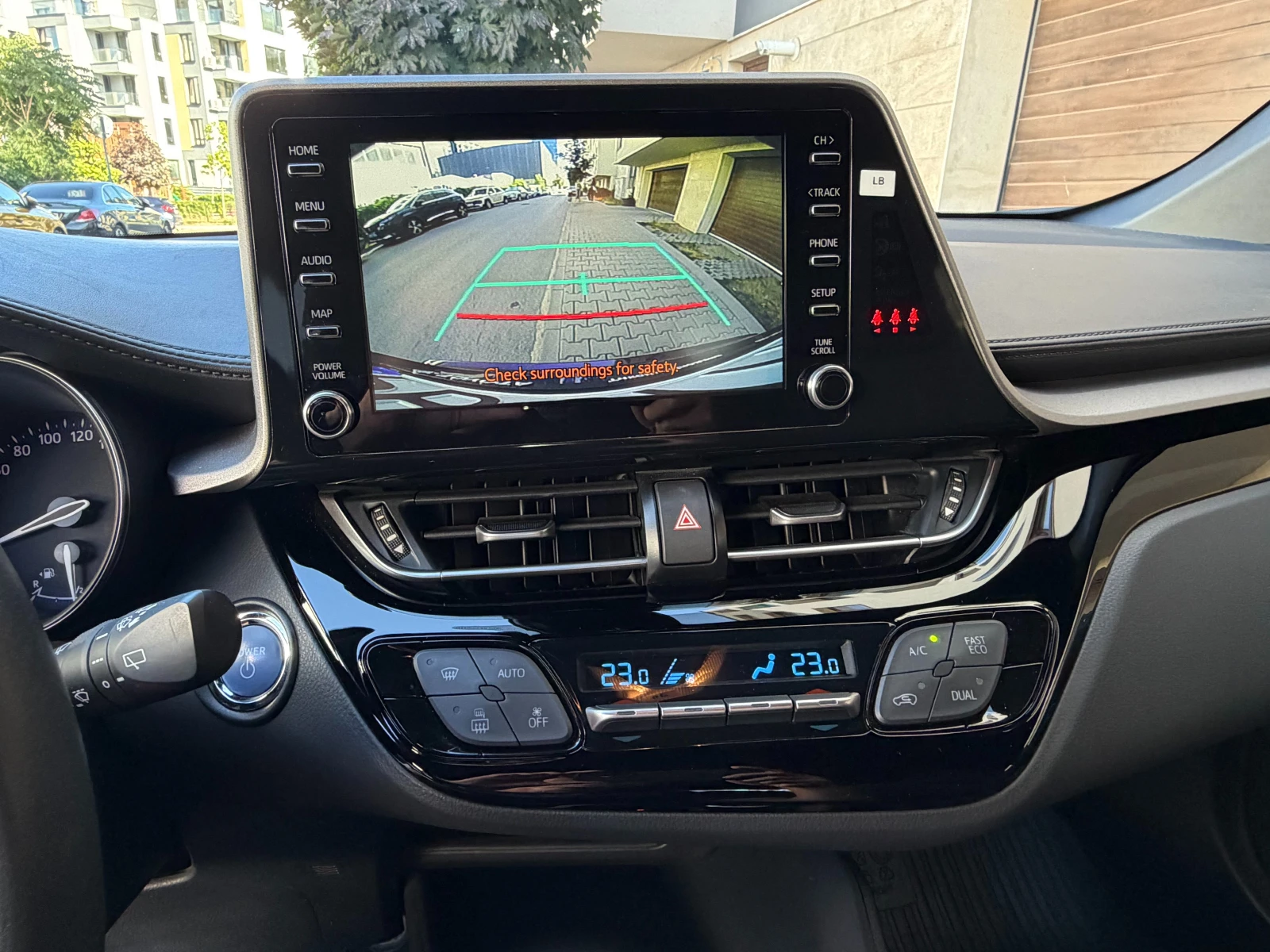 Toyota C-HR 1.8 Hybrid e-CVT - в Гаранция, снимка 10 - Автомобили и джипове - 55468132