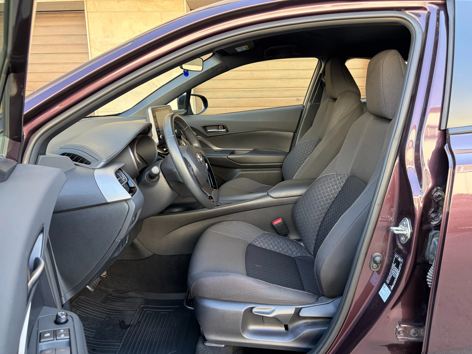 Toyota C-HR 1.8 Hybrid e-CVT - в Гаранция, снимка 5 - Автомобили и джипове - 55468132
