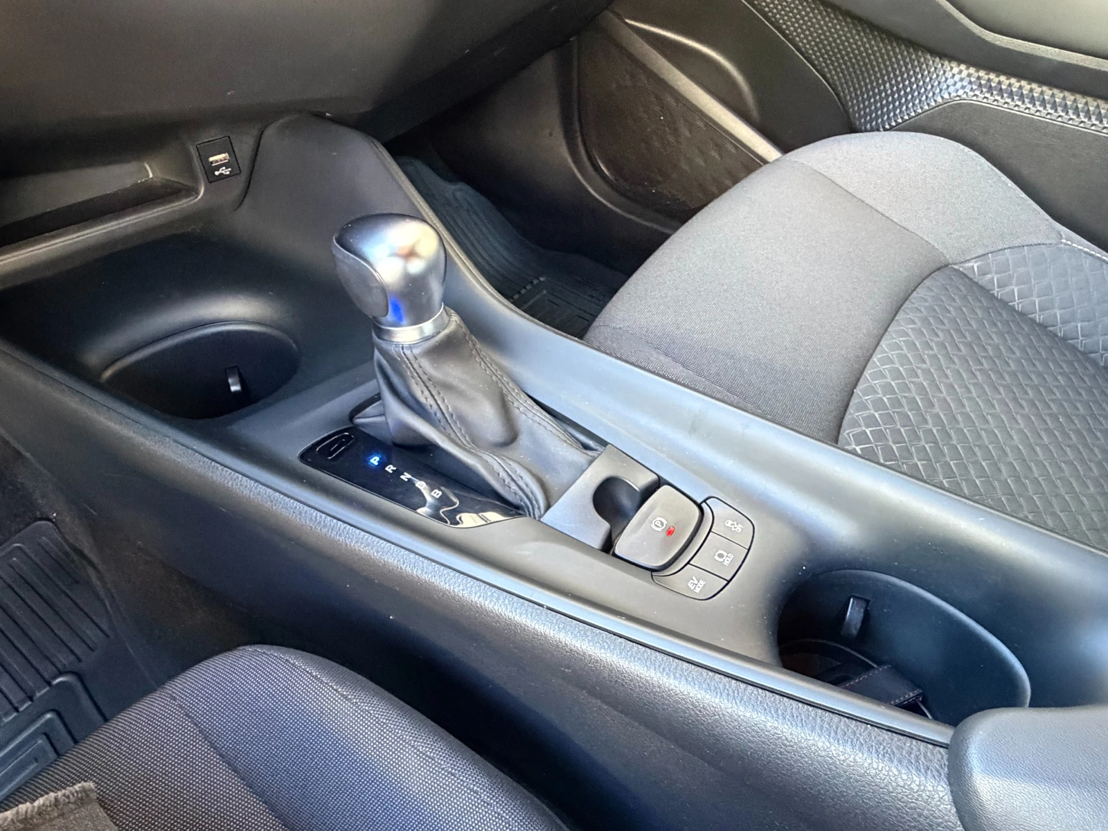 Toyota C-HR 1.8 Hybrid e-CVT - в Гаранция, снимка 11 - Автомобили и джипове - 55468132