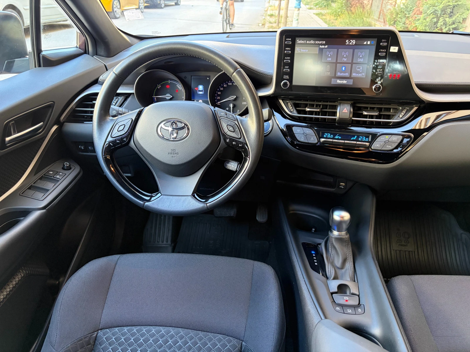 Toyota C-HR 1.8 Hybrid e-CVT - в Гаранция, снимка 7 - Автомобили и джипове - 55468132