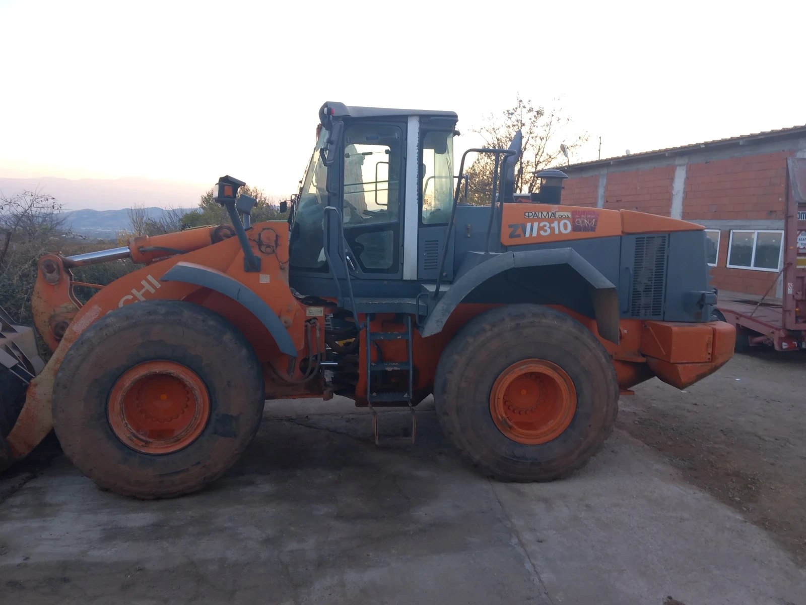 Челен товарач Hitachi ZW 310 | Mobile.bg — изображение 1