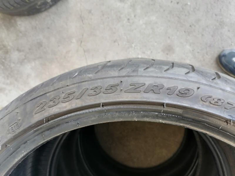 Гуми Летни 235/40R19, снимка 5 - Гуми и джанти - 29371444