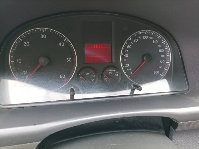 VW Touran 2.0 TDI, снимка 11 - Автомобили и джипове - 52650787