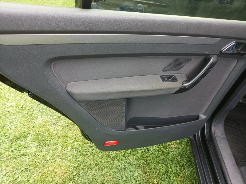 VW Touran 2.0 TDI, снимка 6 - Автомобили и джипове - 52650787