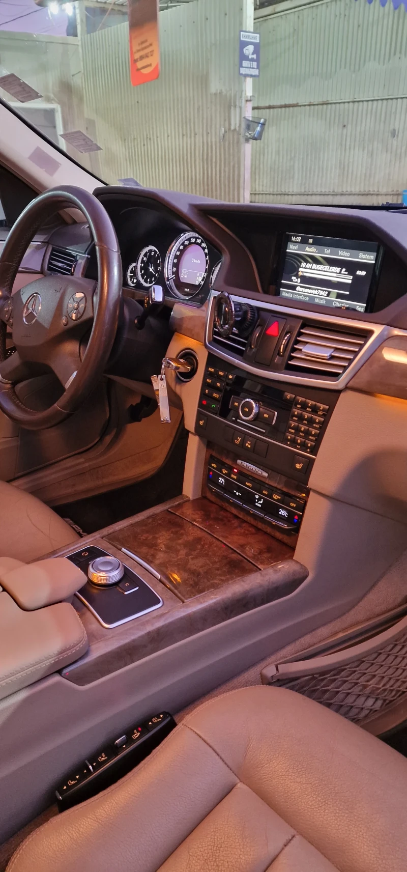 Mercedes-Benz E 300, снимка 15 - Автомобили и джипове - 52904831