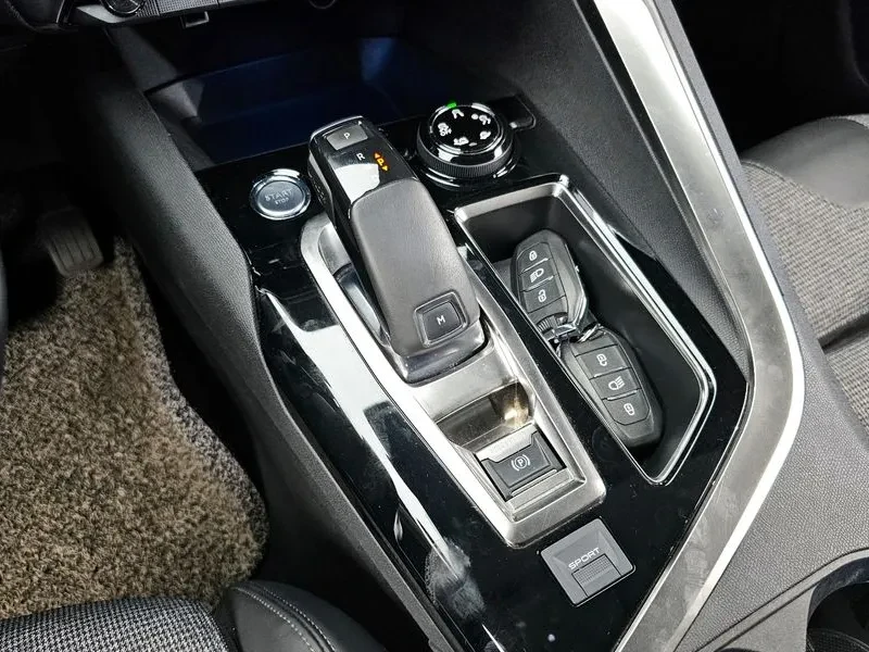 Peugeot 3008 1.6 BlueHDI, снимка 9 - Автомобили и джипове - 54298737