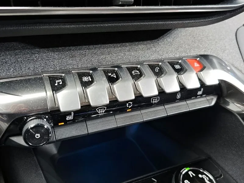 Peugeot 3008 1.6 BlueHDI, снимка 16 - Автомобили и джипове - 54298737