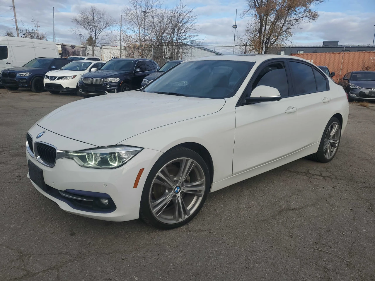 BMW 330 * АВТО КРЕДИТ* ЦЕНА ДО БГ * СЕРВИЗНА ИСТОРИЯ * , снимка 1