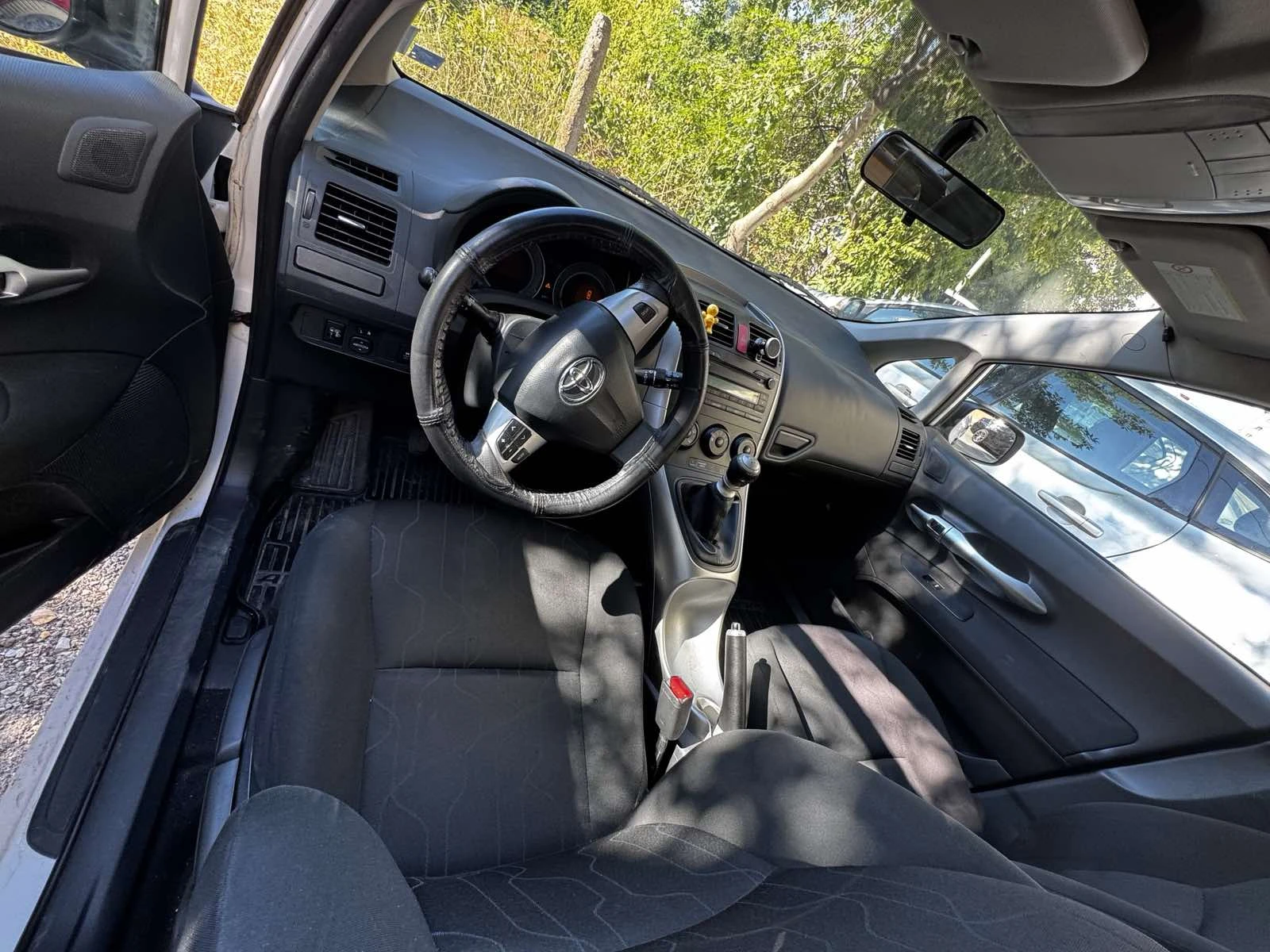 Toyota Auris, снимка 4 - Автомобили и джипове - 53691252