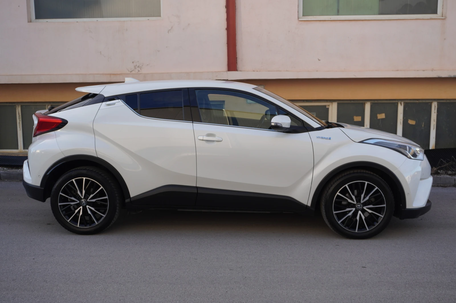 Toyota C-HR Hybrid Lounge, БЯЛА ПЕРЛА/БЕЗУПРЕЧЕН!! - изображение 5