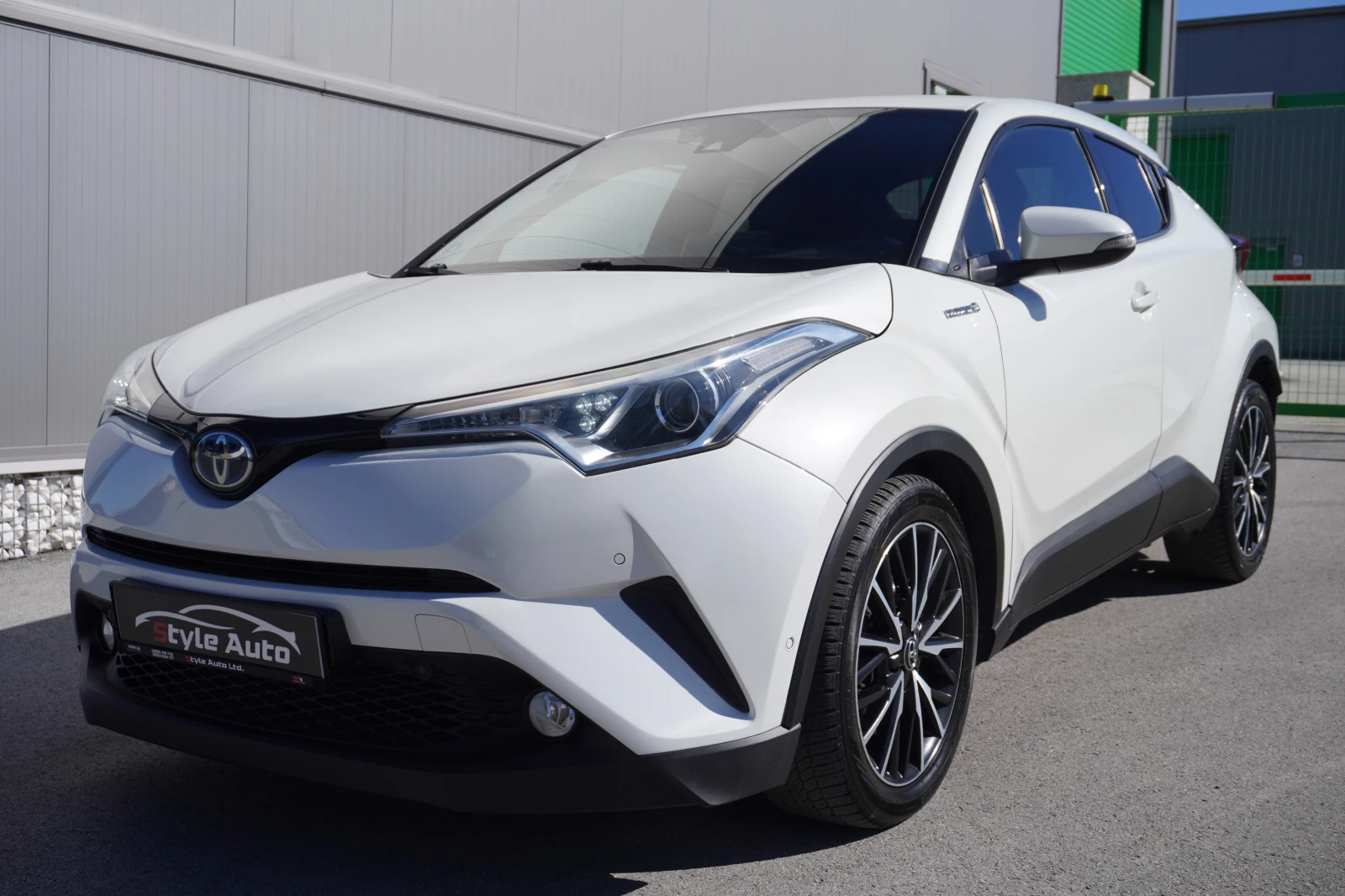 Toyota C-HR Hybrid Lounge, БЯЛА ПЕРЛА/БЕЗУПРЕЧЕН!!