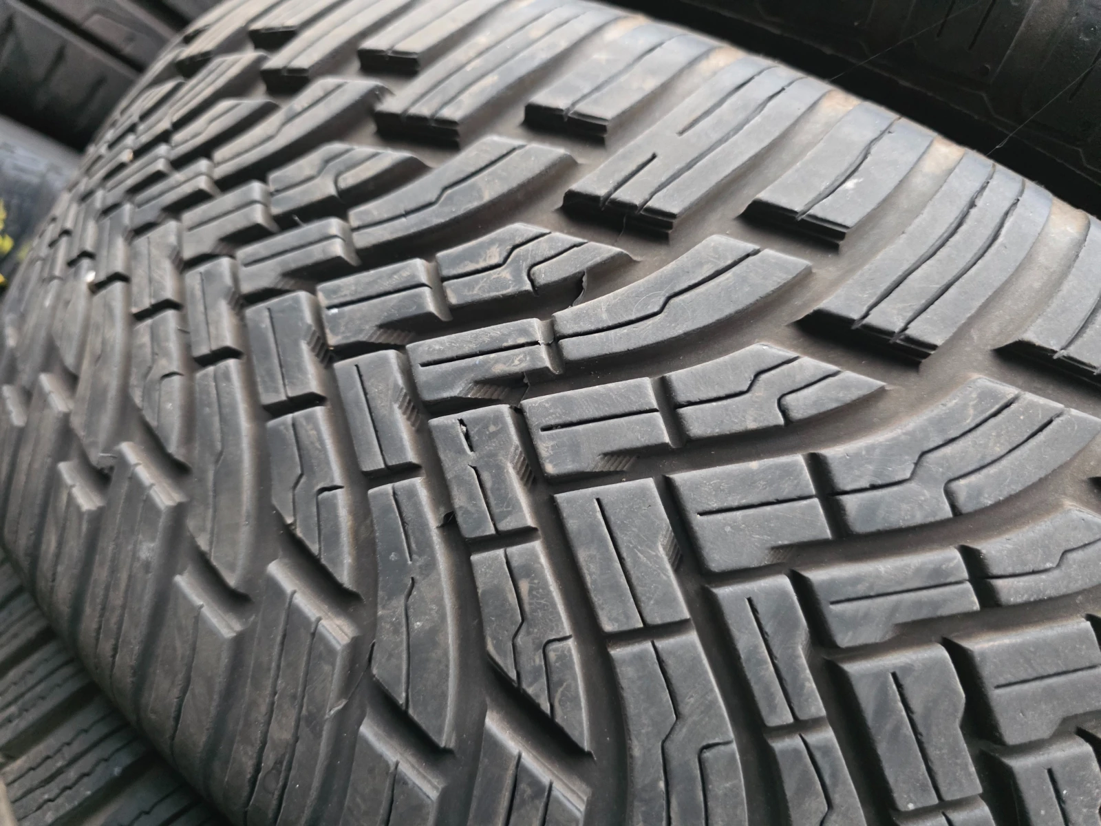 Гуми Всесезонни 225/55R17, снимка 2 - Гуми и джанти - 55492072