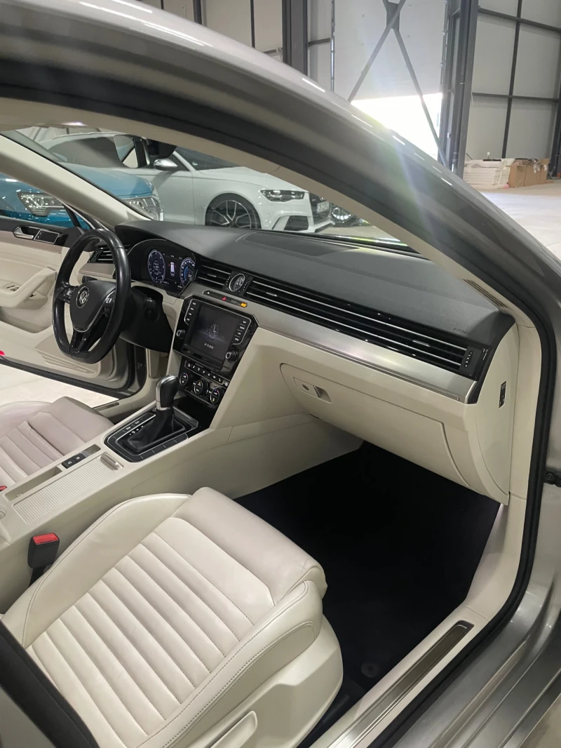 VW Passat B8/190 к.с/4х4/панора/кожа/подгр/Дистр/камера/Лед/, снимка 12 - Автомобили и джипове - 47707628