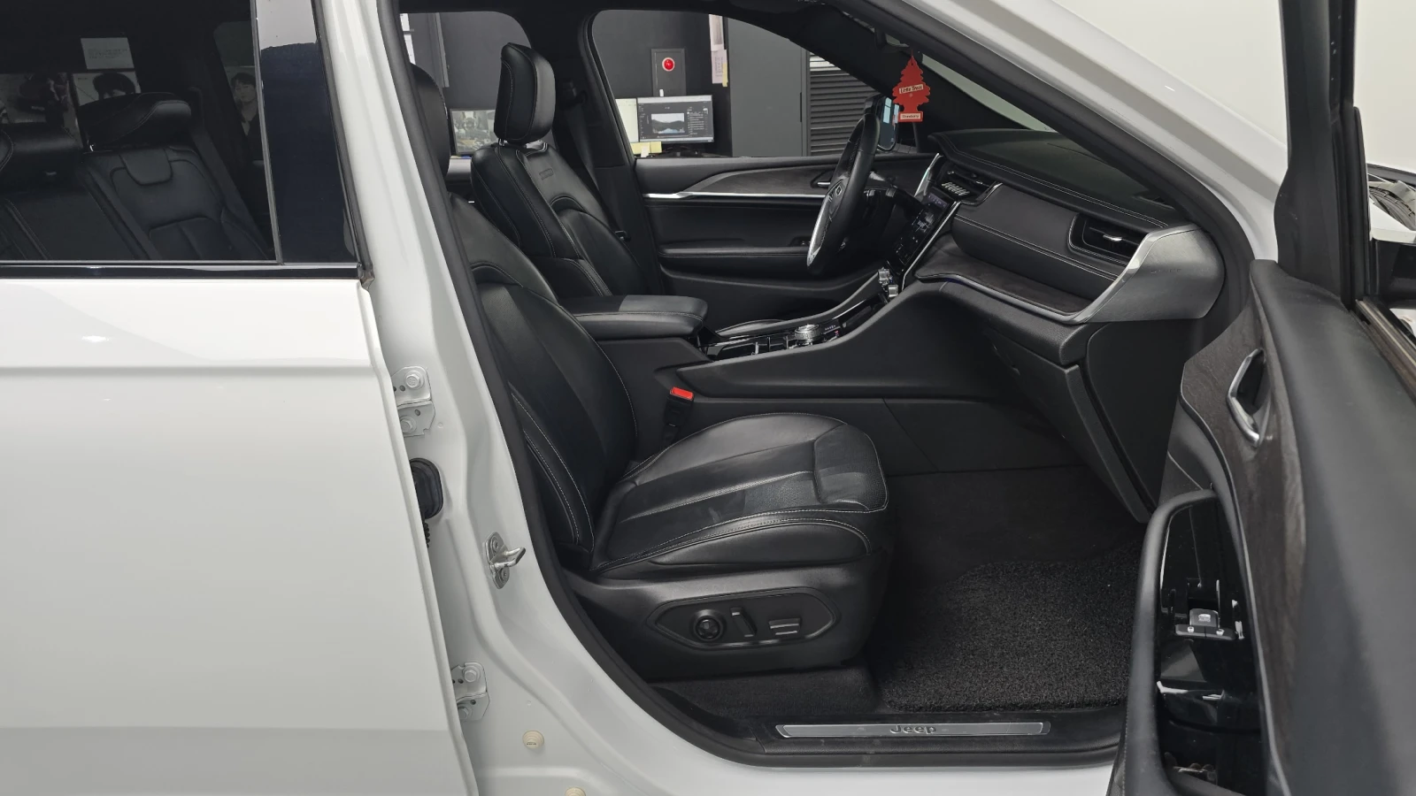 Jeep Grand cherokee L / OVERLAND / 3.6 / DISTRONIC / ОБДУХ / 360КАМЕРА, снимка 11 - Автомобили и джипове - 55526028