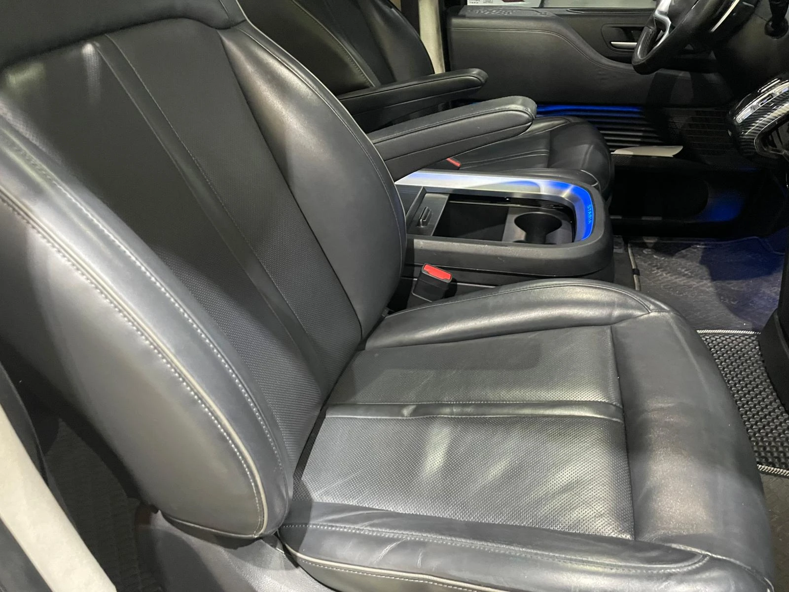 Hyundai Staria 3.5 V6 LPi Lounge 8+ 1 ! Inspiration !, снимка 10 - Автомобили и джипове - 54932223