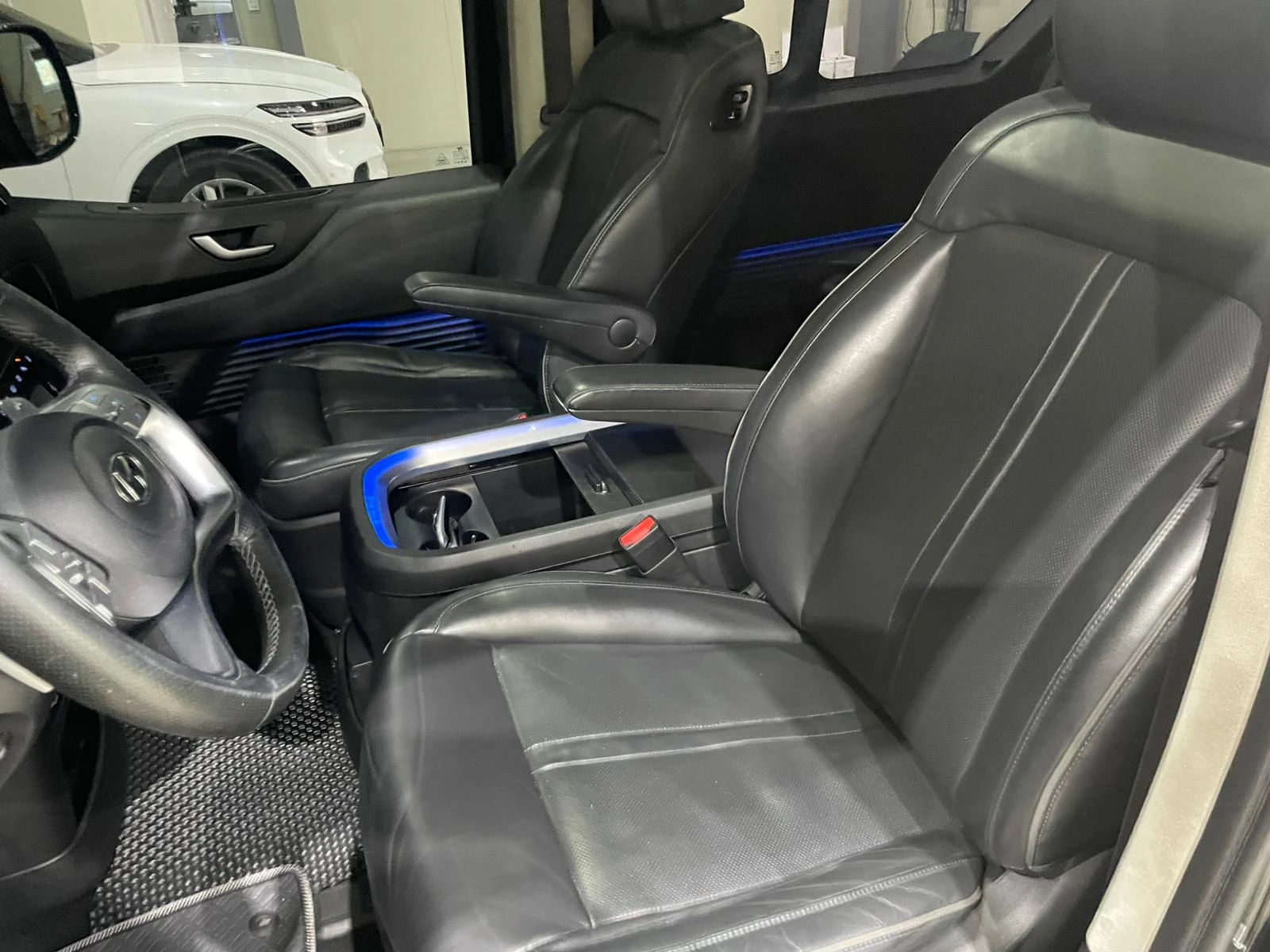 Hyundai Staria 3.5 V6 LPi Lounge 8+ 1 ! Inspiration !, снимка 7 - Автомобили и джипове - 54932223