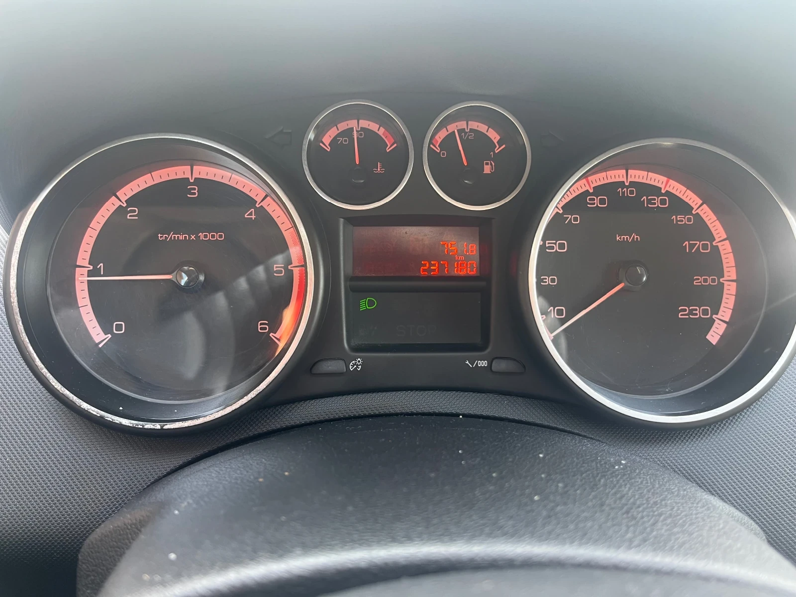 Peugeot 308 1.6HDI, снимка 9 - Автомобили и джипове - 56311289