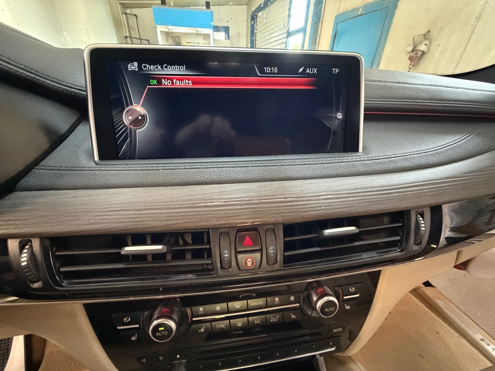 BMW X6 M50d xDrive Обслужена в М Кар за 20 000 лв! ЛИЗИНГ, снимка 11 - Автомобили и джипове - 56121038