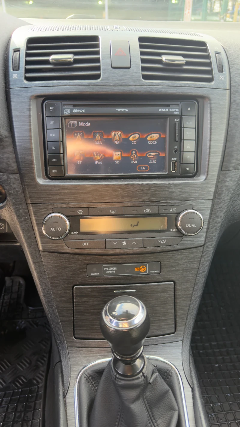 Toyota Avensis 2.2D4D!KEYLESS!НАВИГАЦИЯ!АВТОПИЛОТ!CLIMATRONIC!TOP, снимка 12 - Автомобили и джипове - 53412175