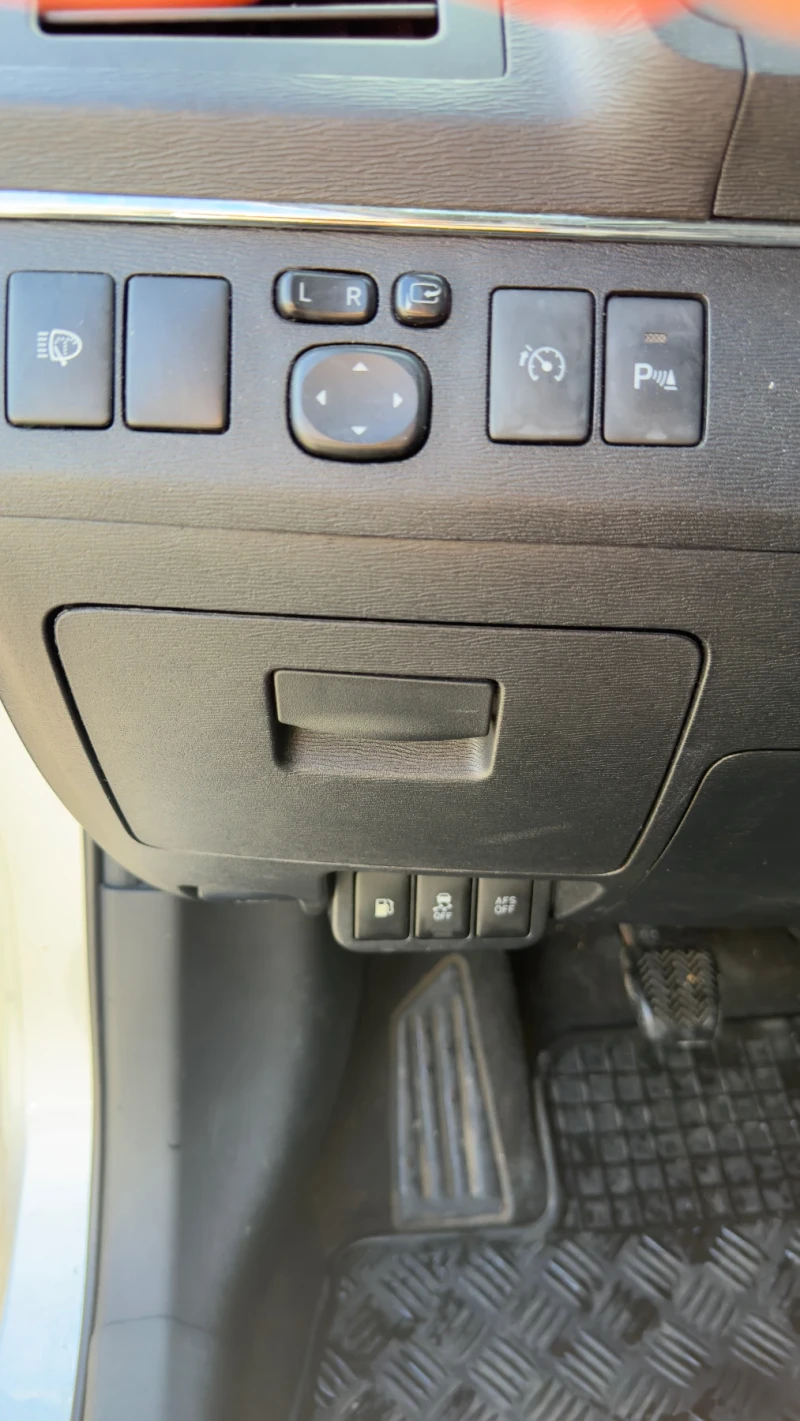 Toyota Avensis 2.2D4D!KEYLESS!НАВИГАЦИЯ!АВТОПИЛОТ!CLIMATRONIC!TOP, снимка 13 - Автомобили и джипове - 53412175