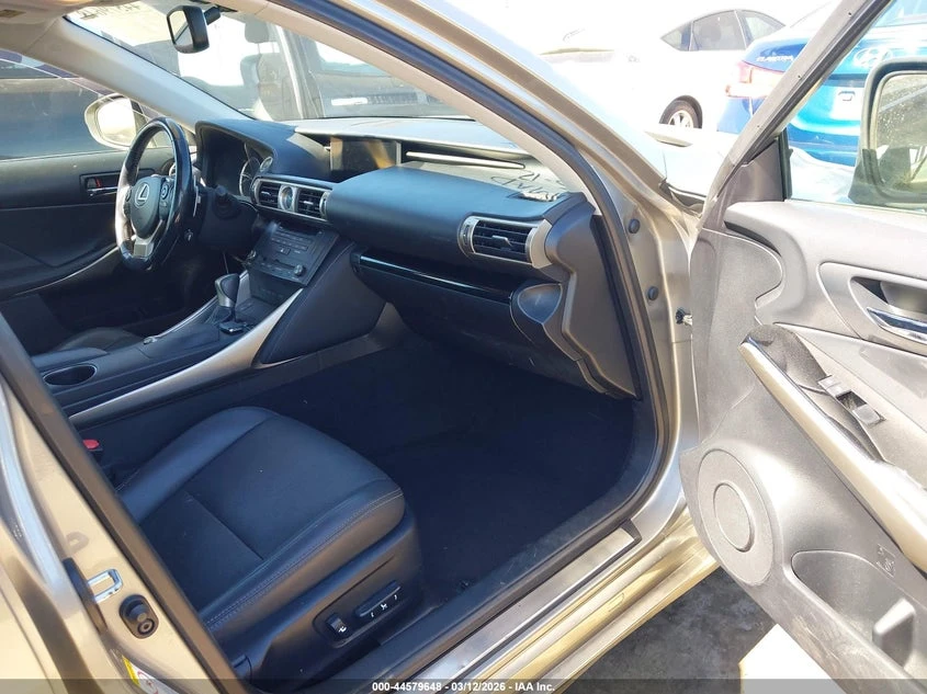 Lexus IS 200 2.0l T, снимка 5 - Автомобили и джипове - 53935107