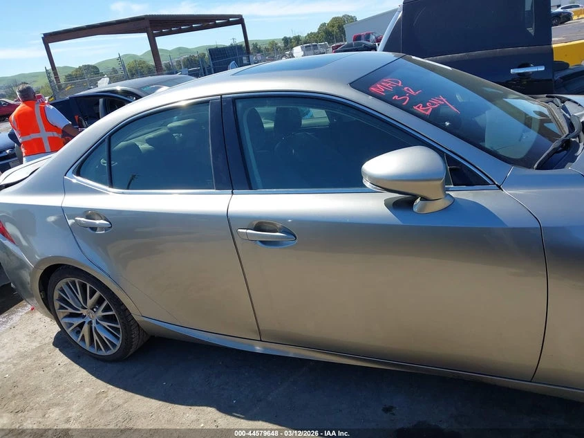 Lexus IS 200 2.0l T, снимка 13 - Автомобили и джипове - 53935107