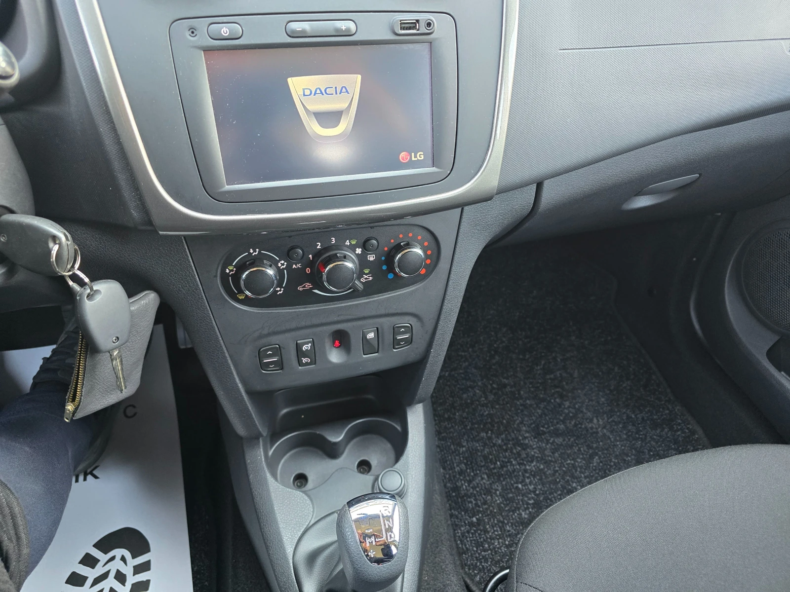 Dacia Sandero Автоматик !!EURO6B!!102000кm!!, снимка 13 - Автомобили и джипове - 53979920