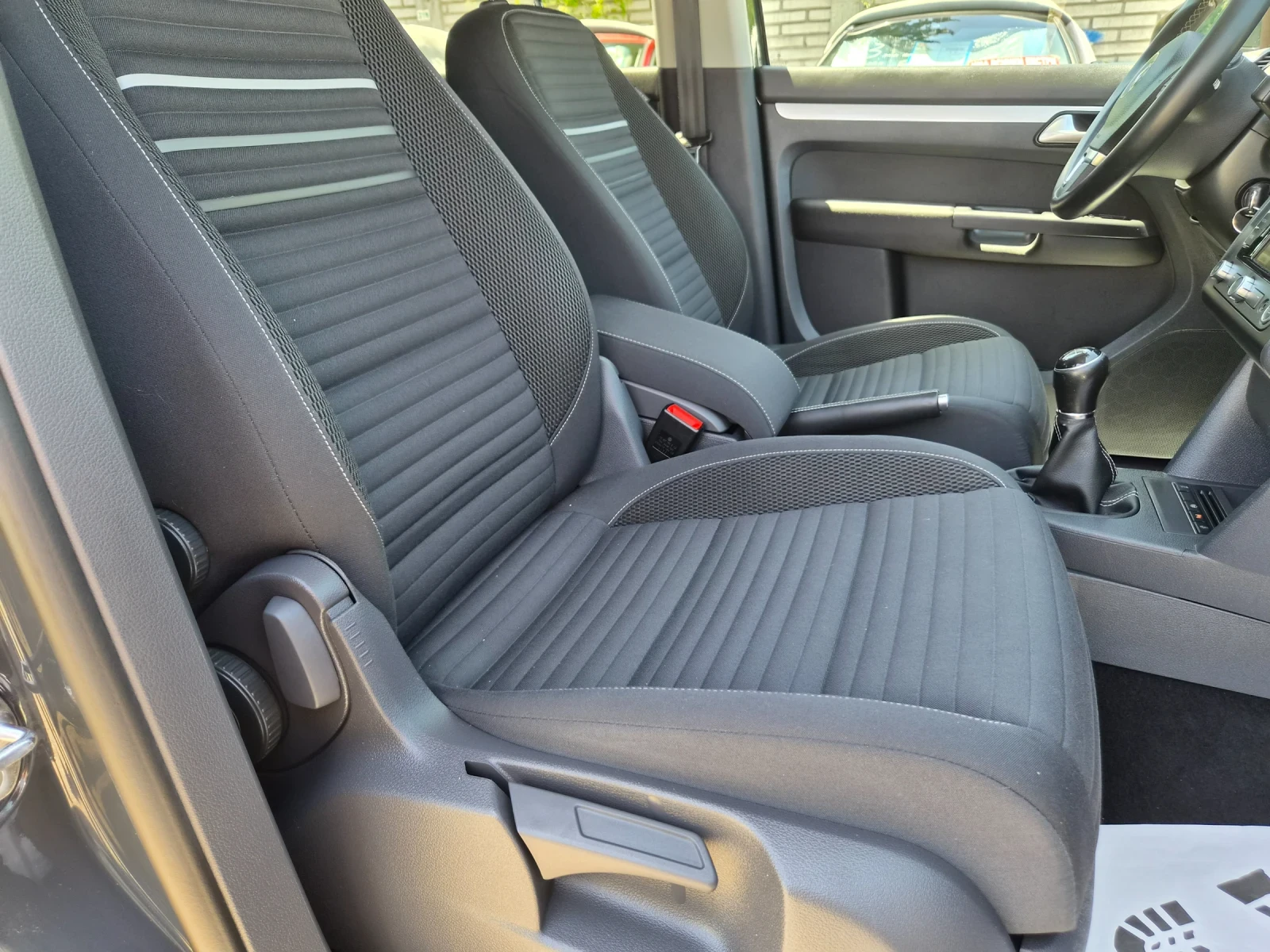 VW Touran 1.6 TDI-105k.s., снимка 12 - Автомобили и джипове - 55087451