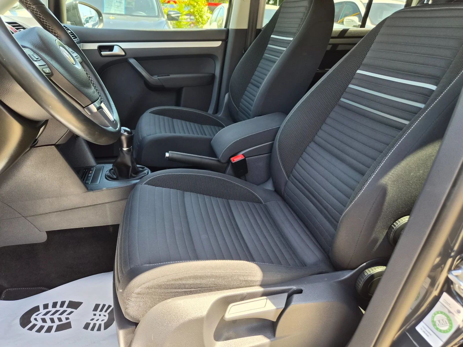 VW Touran 1.6 TDI-105k.s., снимка 8 - Автомобили и джипове - 55087451