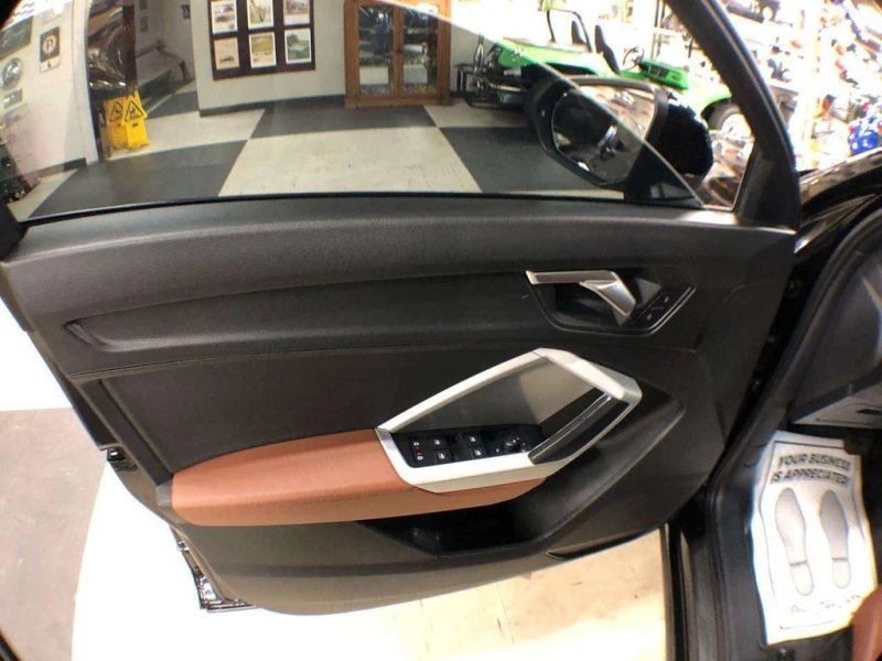 Audi Q3 * quattro Premium * CARFAX * ЦЕНА ДО БГ, снимка 14 - Автомобили и джипове - 53307821