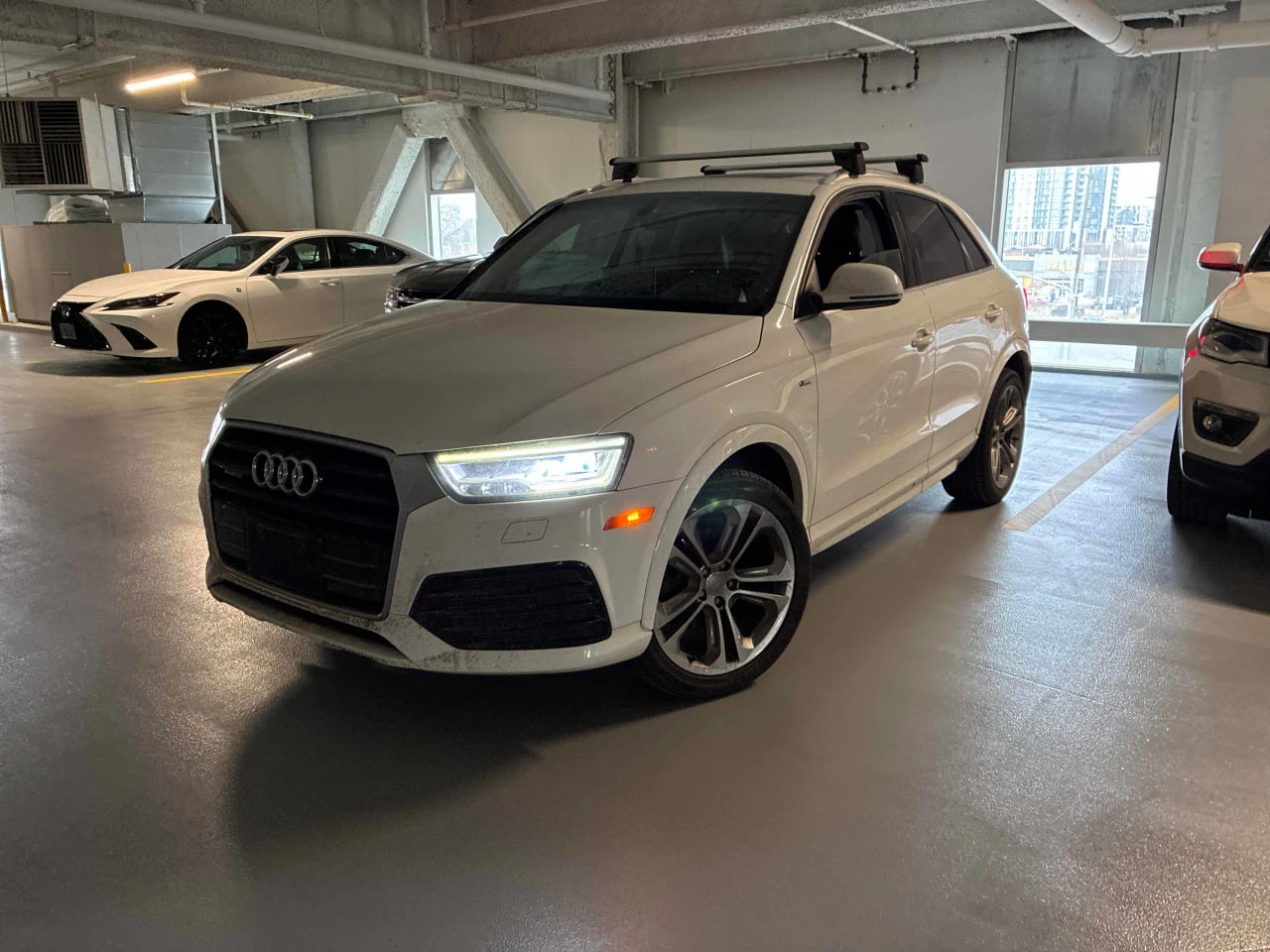 Audi Q3 * АВТО КРЕДИТ* ЦЕНА ДО БГ * СЕРВИЗНА ИСТОРИЯ * , снимка 1