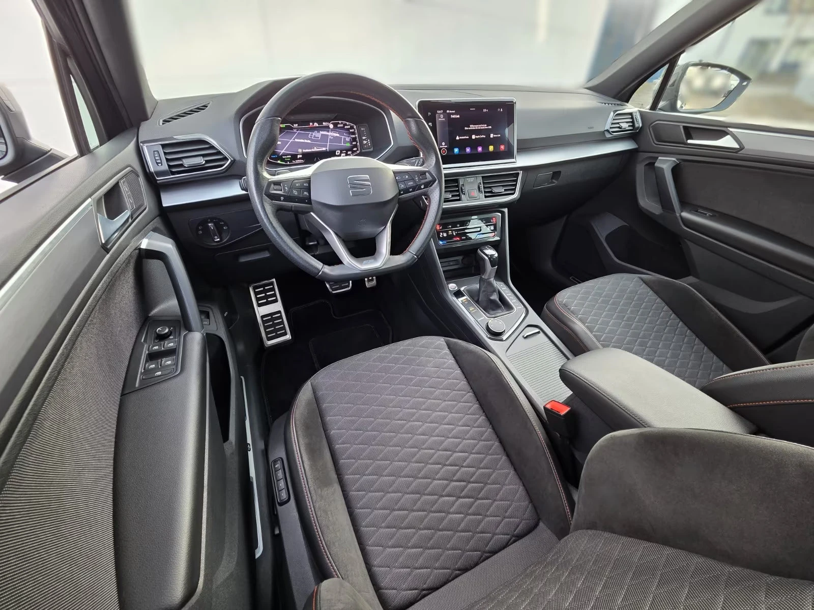 Seat Tarraco 1.4PHEV/245HP/FR/PANO/CAM/MEMO/AHK/LED/876g, снимка 7 - Автомобили и джипове - 53718856