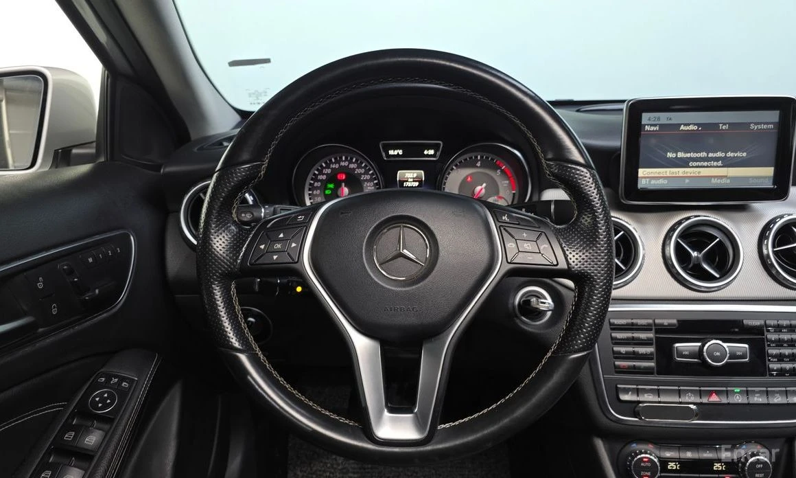 Mercedes-Benz GLA 200 * 4MATIC* КОЖА* ПОДГРЕВ* ШИБИДАХ* КРАЙНА ЦЕНА* , снимка 12 - Автомобили и джипове - 54129625