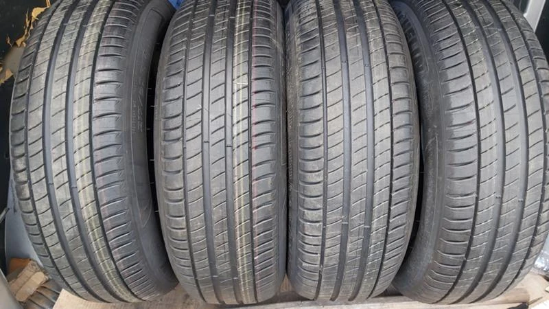 Гуми Летни 215/65R17, снимка 1 - Гуми и джанти - 29270895