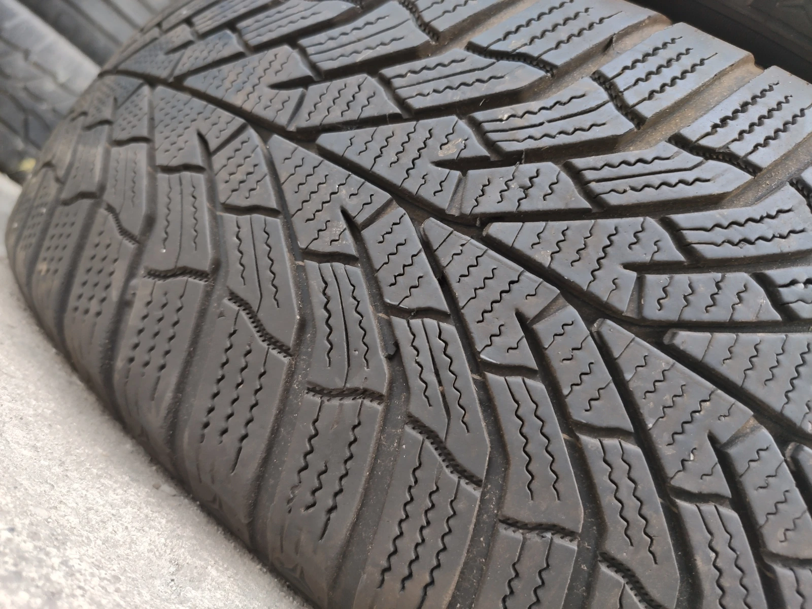 Гуми Зимни 215/65R17