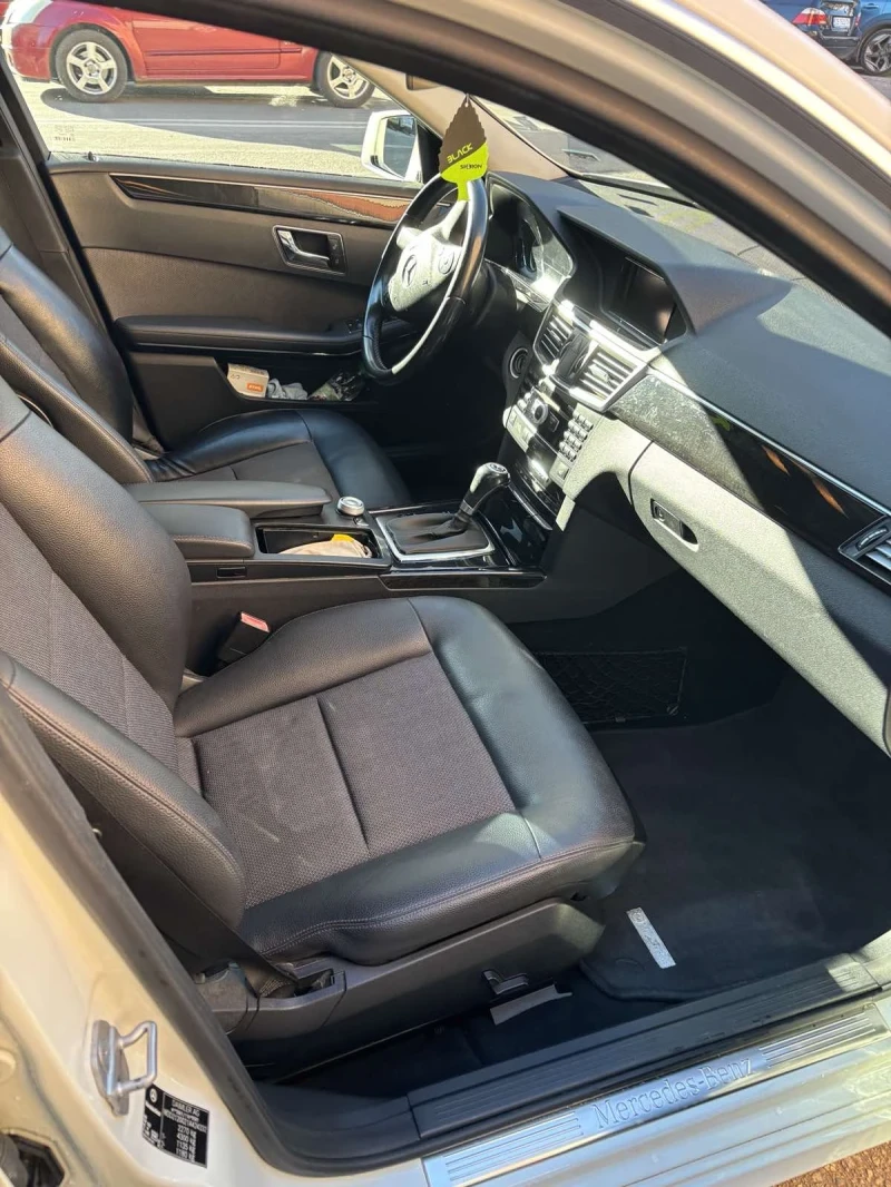 Mercedes-Benz E 220, снимка 5 - Автомобили и джипове - 52530411
